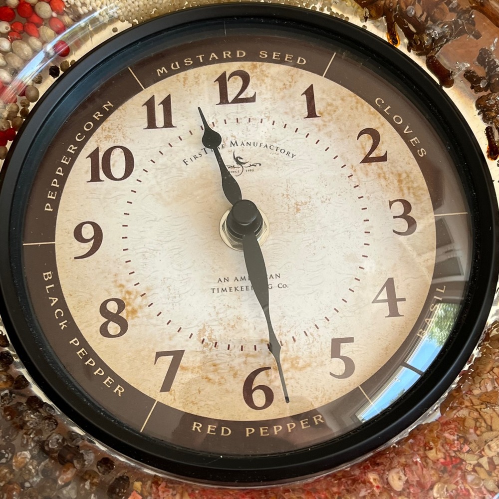 Vintage 1970s Resin Spice Wall Clock Lucite Retro Mid Century Kitchen Decor - Picture 10 of 11